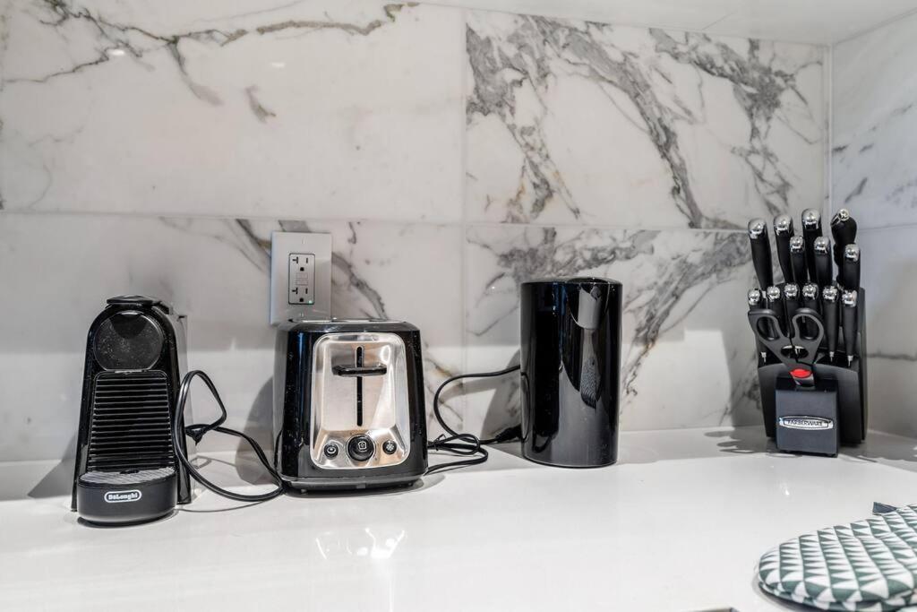 Modern Comfort At Ubc: 1Br Condo Near Campus Vancouver Extérieur photo